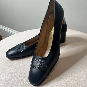 Salvatore FERRAGAMO Gancini Logo Pumps